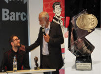 Ulises Ponce, tesorero de la AACE, entrega el premio por toda una carrera dedicada al cómic a JAN (4 de Mayo de 2012)