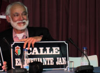 JAN recibiendo la placa de su calle