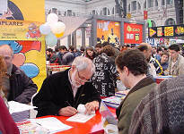 Firmando en el Saló del Còmic de Barcelona (11/5/02)